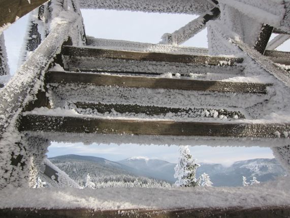 Pohled přes schody na Kralický Sněžník